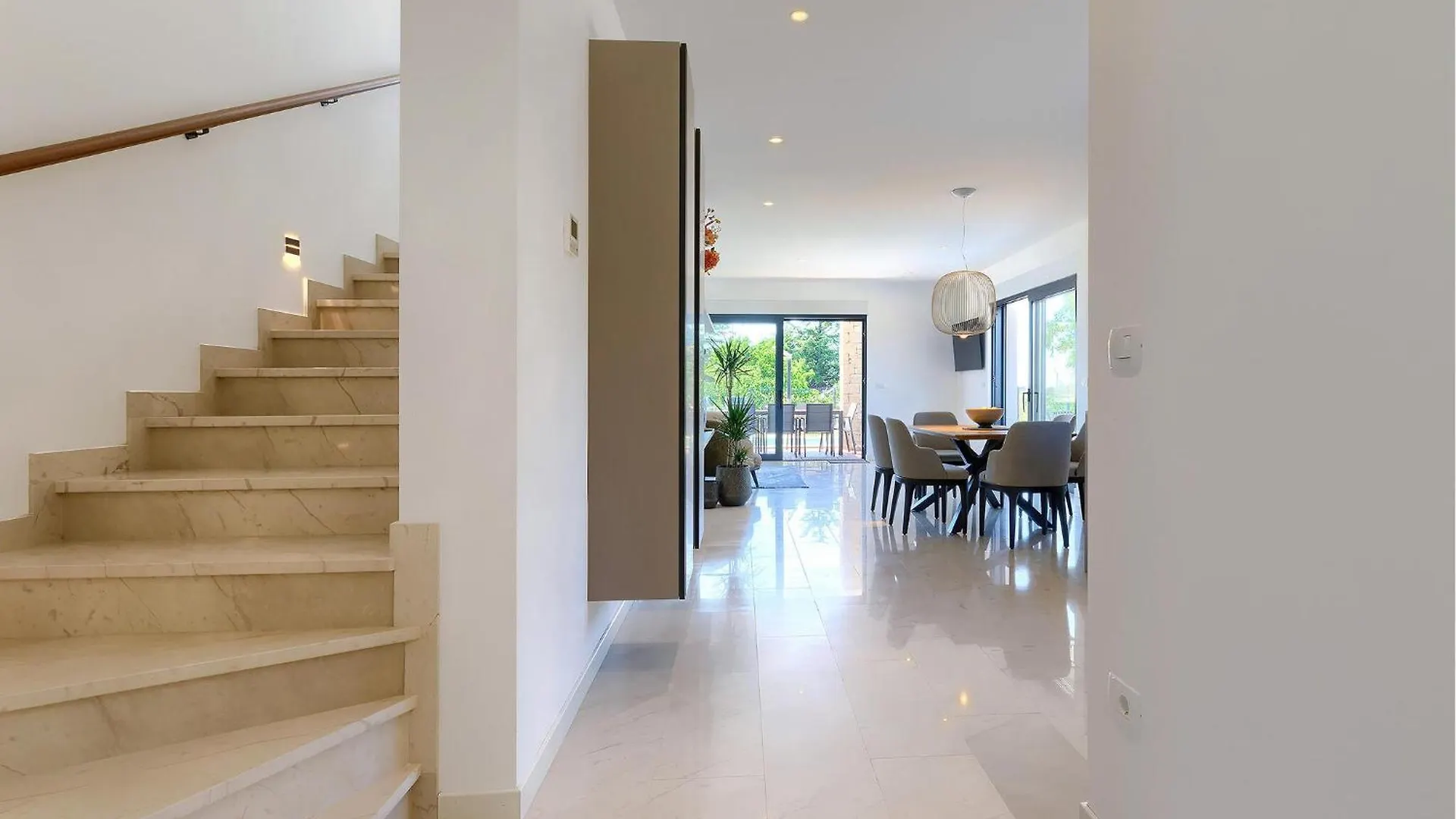度假居 Awesome Home In Basanija With Kitchen 克罗地亚